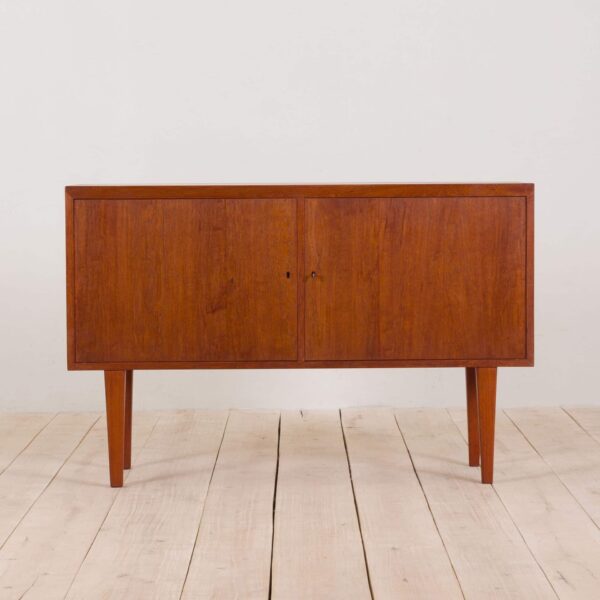 Dänische Kredenz aus Teakholz aus der Mitte des Jahrhunderts mit Türen in maßstabsgetreuer Größe