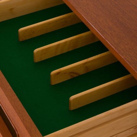 2215 Minimalist mid century Nils Jonsson Model Trento Sideboard by P.S. Heggen Trevarefabrik Nordfjordeid 1909 SW Moderne Moblar-11 Minimalistisches Sideboard im Mid-Century-Stil von Nils Jonsson, Modell Trento, von P