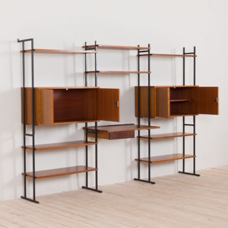 2232-Three bay teak wall unit with a desk, shelving with 2 cabinets, Denmark, 1970s-10 Dreiteilige Wandkombination aus Teakholz mit Schreibtisch, Regalen und Schränken, Dänemark s