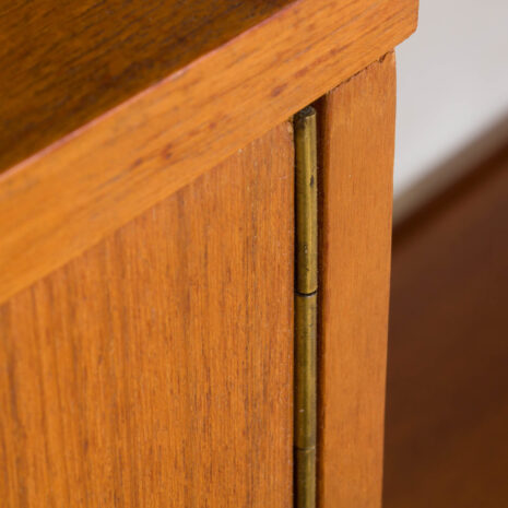 2232-Three bay teak wall unit with a desk, shelving with 2 cabinets, Denmark, 1970s-12 Dreiteilige Wandkombination aus Teakholz mit Schreibtisch, Regalen und Schränken, Dänemark s