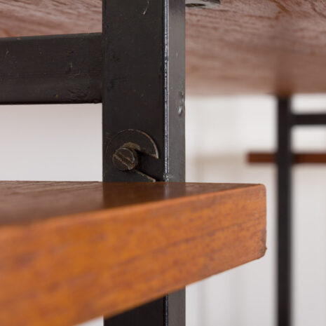 2232-Three bay teak wall unit with a desk, shelving with 2 cabinets, Denmark, 1970s-13 Dreiteilige Wandkombination aus Teakholz mit Schreibtisch, Regalen und Schränken, Dänemark s