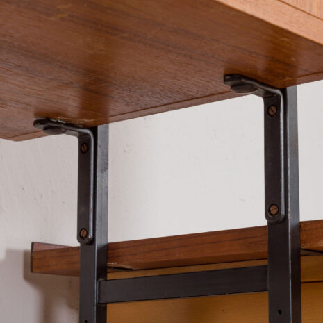 2232-Three bay teak wall unit with a desk, shelving with 2 cabinets, Denmark, 1970s-14 Dreiteilige Wandkombination aus Teakholz mit Schreibtisch, Regalen und Schränken, Dänemark s