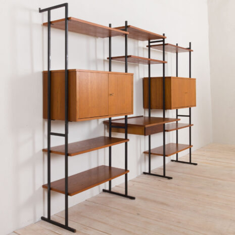 2232-Three bay teak wall unit with a desk, shelving with 2 cabinets, Denmark, 1970s-16 Dreiteilige Wandkombination aus Teakholz mit Schreibtisch, Regalen und Schränken, Dänemark s