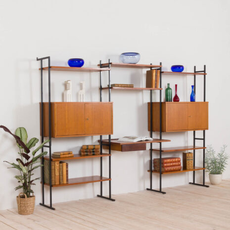 2232 – Wandschrank aus Teakholz mit drei Fächern, Schreibtisch, Regal mit zwei Schränken, Dänemark, 1970er Jahre Dreiteilige Wandkombination aus Teakholz mit Schreibtisch, Regalen und Schränken, Dänemark s