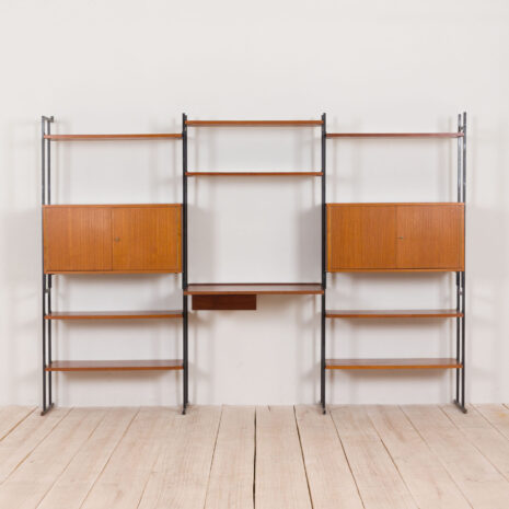 2232-Three bay teak wall unit with a desk, shelving with 2 cabinets, Denmark, 1970s-4 Dreiteilige Wandkombination aus Teakholz mit Schreibtisch, Regalen und Schränken, Dänemark s