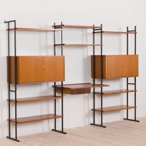 2232-Three bay teak wall unit with a desk, shelving with 2 cabinets, Denmark, 1970s-5 Dreiteilige Wandkombination aus Teakholz mit Schreibtisch, Regalen und Schränken, Dänemark s