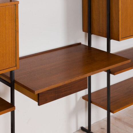 2232-Three bay teak wall unit with a desk, shelving with 2 cabinets, Denmark, 1970s-6 Dreiteilige Wandkombination aus Teakholz mit Schreibtisch, Regalen und Schränken, Dänemark s