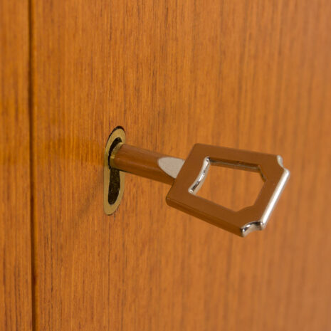 2232-Three bay teak wall unit with a desk, shelving with 2 cabinets, Denmark, 1970s-8 Dreiteilige Wandkombination aus Teakholz mit Schreibtisch, Regalen und Schränken, Dänemark s