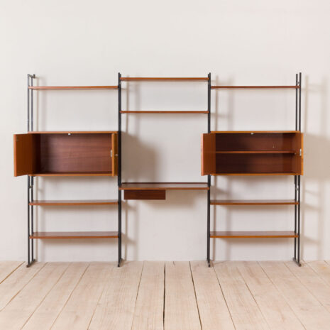 2232-Three bay teak wall unit with a desk, shelving with 2 cabinets, Denmark, 1970s-9 Dreiteilige Wandkombination aus Teakholz mit Schreibtisch, Regalen und Schränken, Dänemark s