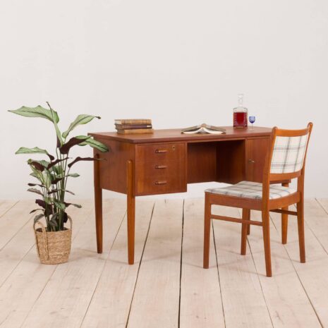 2238 Małe duńskie wolnostojące biurko z drewna tekowego z 3 szufladami i szafką, 60s-1 Small Danish free standing teak desk with drawers and cabinet s scaled