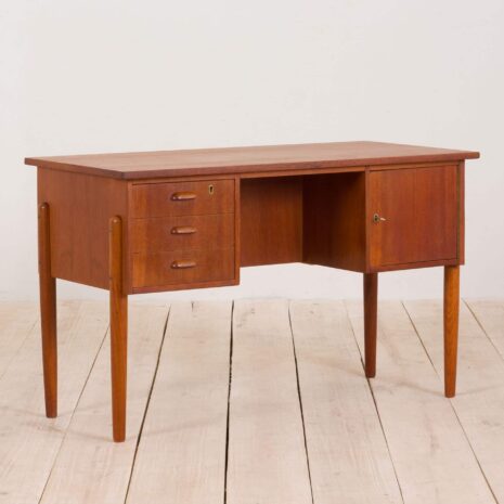 2238 Małe duńskie wolnostojące biurko z drewna tekowego z 3 szufladami i szafką, lata 60-3 Small Danish free standing teak desk with drawers and cabinet s scaled