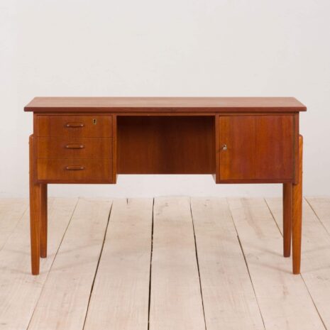 2238 Małe duńskie wolnostojące biurko z drewna tekowego z 3 szufladami i szafką, lata 60-5 Small Danish free standing teak desk with drawers and cabinet s scaled