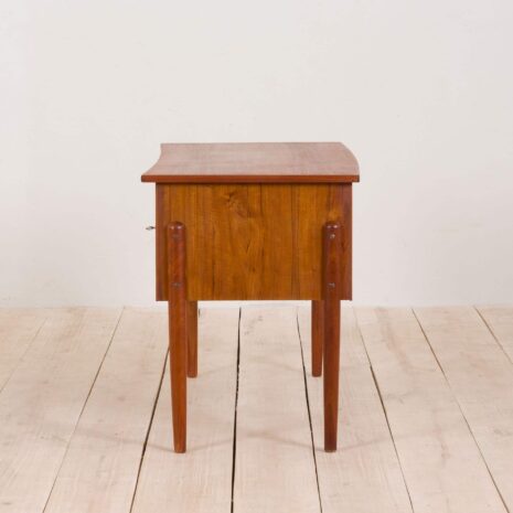 2238 Małe duńskie wolnostojące biurko z drewna tekowego z 3 szufladami i szafką, lata 60-6 Small Danish free standing teak desk with drawers and cabinet s scaled
