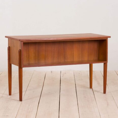 2238 Małe duńskie wolnostojące biurko z drewna tekowego z 3 szufladami i szafką, lata 60-7 Small Danish free standing teak desk with drawers and cabinet s scaled