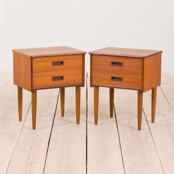 Ensemble de tables de chevet en teck du milieu du siècle avec tiroirs et poignées sculptées Norvège Pour tables de chevet avec poignées sculptées en teck des années