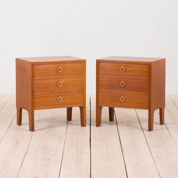 Nightstands in mahogany with brass handles pair Norway s Para mahoniowych stolików nocnych z mosiężnymi uchwytami lata