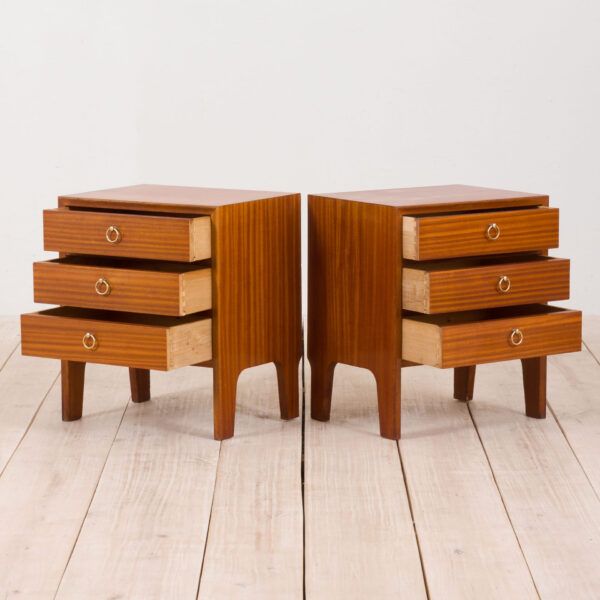 Nightstands in mahogany with brass handles pair Norway s Para mahoniowych stolików nocnych z mosiężnymi uchwytami lata