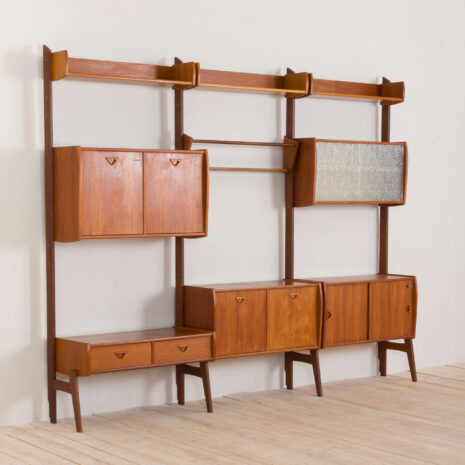 2229 3 bays ergo wall unit with a desk in teak and glass cabinet-11 Bays Ergo Wandschrank mit Schreibtisch aus Teakholz und Glasvitrine