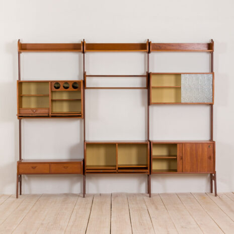 2229 3 bays ergo wall unit with a desk in teak and glass cabinet-8 Bays Ergo Wandschrank mit Schreibtisch aus Teakholz und Glasvitrine