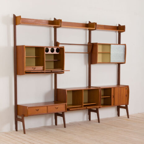 2229 3 bays ergo wall unit with a desk in teak and glass cabinet-9 Bays Ergo Wandschrank mit Schreibtisch aus Teakholz und Glasvitrine