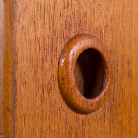 21023--Scandinavian sideboard in teak with 5 drawers and sliding doors, Norway, 70s-Sideboard tekowy skandynawski, komoda 5 szuflad, Norwegia, lata 70-7 Scandinavian sideboard in teak with drawers and sliding doors Norway s Sideboard tekowy skandynawski komoda szuflad Norwegia lata scaled