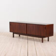 Danish Vintage sideboard in rosewood with sliding doors s Duński vintage sideboard palisandrowy z przesuwnymi drzwiczkami lata