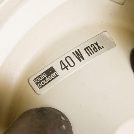 21040-Mała biała lampa wisząca SAS Royal Arne Jacobsen-10 Mała biała lampa wisząca SAS Royal Arne Jacobsen w skali