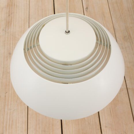 21040-Mała biała lampa wisząca SAS Royal Arne Jacobsen-2 Mała biała lampa wisząca SAS Royal Arne Jacobsen w skali