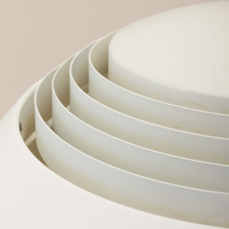 21040-Mała biała lampa wisząca SAS Royal Arne Jacobsen-4 Mała biała lampa wisząca SAS Royal Arne Jacobsen w skali