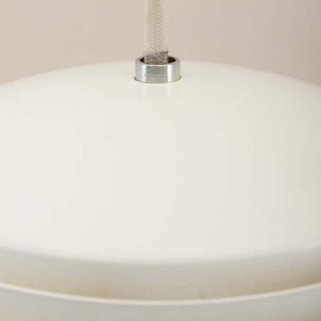 21040-Mała biała lampa wisząca SAS Royal Arne Jacobsen-5 Mała biała lampa wisząca SAS Royal Arne Jacobsen w skali