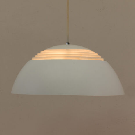 21040-Mała biała lampa wisząca SAS Royal Arne Jacobsen-6 Mała biała lampa wisząca SAS Royal Arne Jacobsen w skali