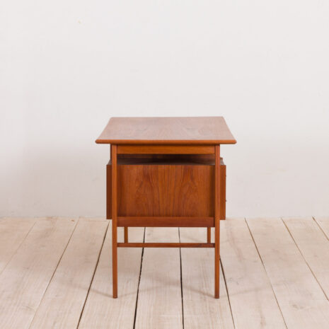 21052 – Biurko z drewna tekowego Gunnar Nielsen dla Tibergaard z szafką barową, Dania, lata 60. XX wieku Biurko z drewna tekowego Gunnar Nielsen dla Tibergaard z szafką barową Dania w skali