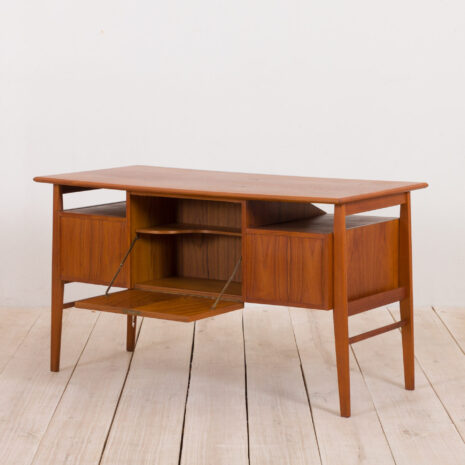 21052 – Biurko z drewna tekowego Gunnar Nielsen dla Tibergaard z szafką barową, Dania, lata 60. XX wieku Biurko z drewna tekowego Gunnar Nielsen dla Tibergaard z szafką barową Dania w skali