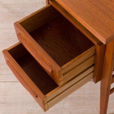 21052 – Biurko z drewna tekowego Gunnar Nielsen dla Tibergaard z szafką barową, Dania, lata 60. XX wieku Biurko z drewna tekowego Gunnar Nielsen dla Tibergaard z szafką barową Dania w skali