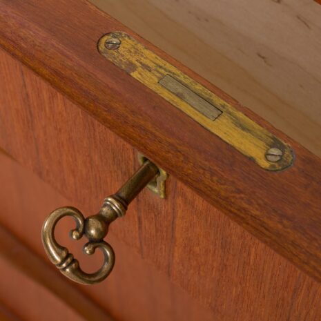 21008-komoda z brakami forniru-9 komoda z brakami forniru scaled