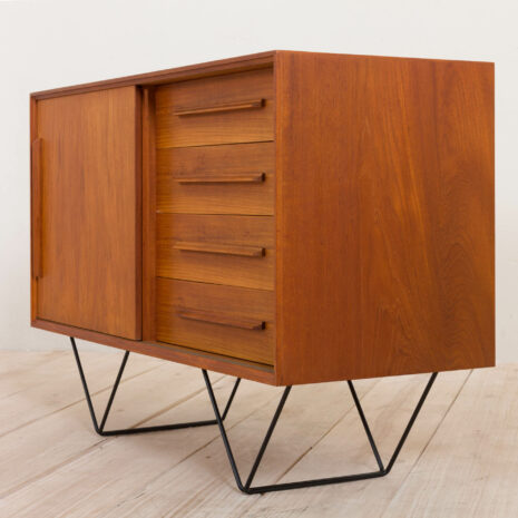 21014 Duński mały kredens z drewna tekowego z metalowymi nogami-14 Danish teak small sideboard with metal legs scaled
