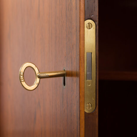 21017 Buffet en palissandre avec 4 tiroirs à droite sur pieds en épingle à cheveux-16 Rosewood sideboard with drawers on right side on hairpin legs scaled