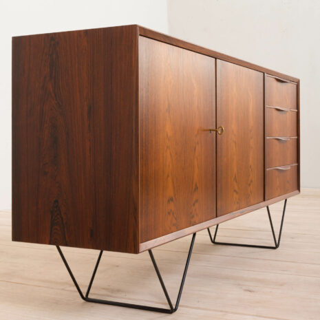 21017 Buffet en palissandre avec 4 tiroirs à droite sur pieds en épingle à cheveux-21 Rosewood sideboard with drawers on right side on hairpin legs scaled
