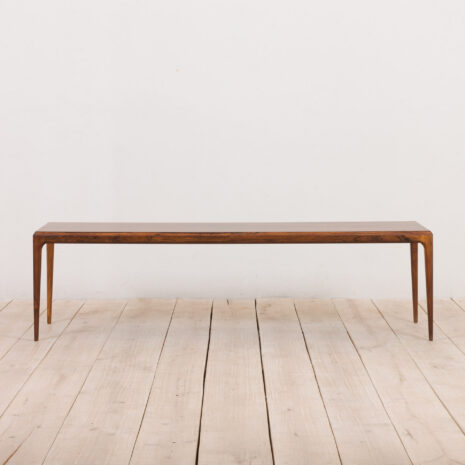21046 Średniowieczny stolik kawowy z drewna różanego Johannesa Andersena dla CFC Silkeborg, lata 60-te-3 Mid Century Rosewood Coffee Table by Johannes Andersen for CFC Silkeborg s scaled