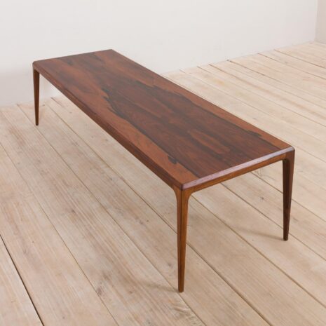 21046 Średniowieczny stolik kawowy z drewna różanego Johannesa Andersena dla CFC Silkeborg, lata 60-te-5 Mid Century Rosewood Coffee Table by Johannes Andersen for CFC Silkeborg s scaled
