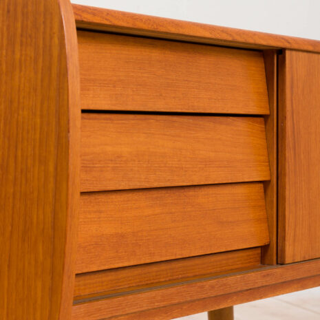 21061-vintage mid century small sideboard dresser-10 vintage mid century small sideboard dresser scaled