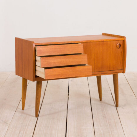 21061-vintage mid century small sideboard dresser-2 vintage mid century small sideboard dresser scaled