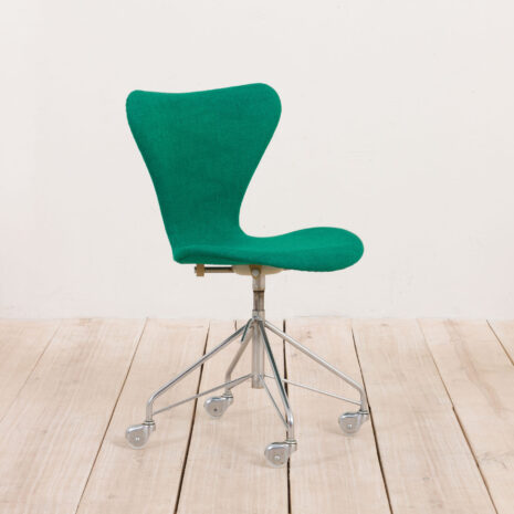 21070 Arne Jacobsen 3117 chair series 7 on wheels, 1967-1 Arne Jacobsen chair series on wheels scaled
