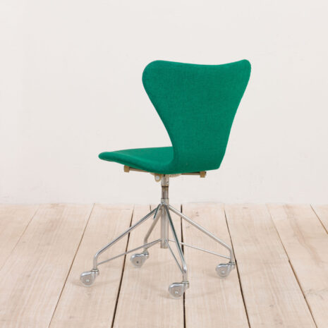 21070 Arne Jacobsen 3117 chair series 7 on wheels, 1967-4 Arne Jacobsen chair series on wheels scaled