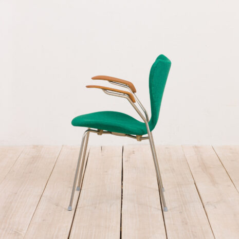 21083 Arne Jacobsen 3207 chair seriers 7 with teak armrests-3 Arne Jacobsen chair seriers with teak armrests scaled