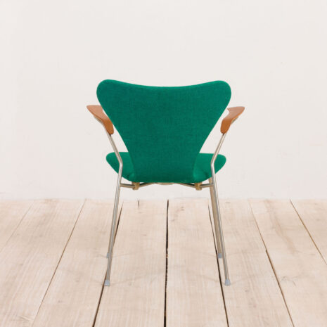 21083 Arne Jacobsen 3207 chair seriers 7 with teak armrests-4 Arne Jacobsen chair seriers with teak armrests scaled