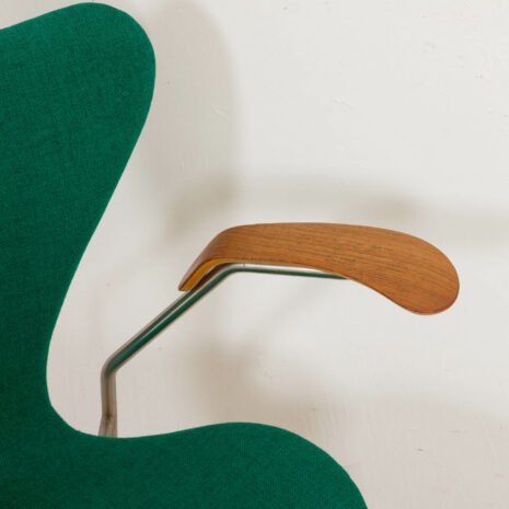 21083 Arne Jacobsen 3207 chair seriers 7 with teak armrests-7 Arne Jacobsen chair seriers with teak armrests scaled
