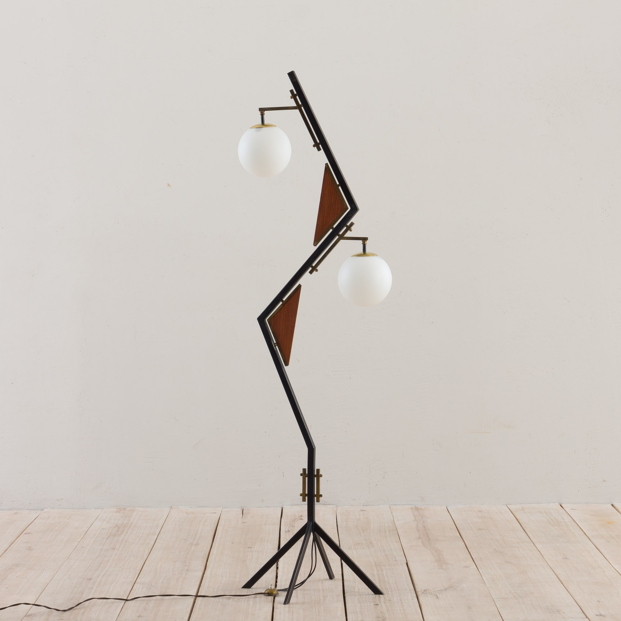Italian geometric floor lamp attr. to Stilnovo, mahogany, brass and