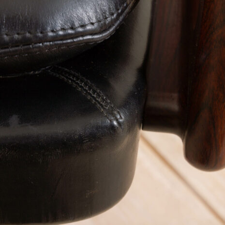 21118 Arne Vodder krzesło do biurka dla Sibast w drewnie różanym i czarnej skórze, Dania lata 60-18 Arne Vodder executive desk chair for Sibast in rosewood and black leather Denmark s scaled