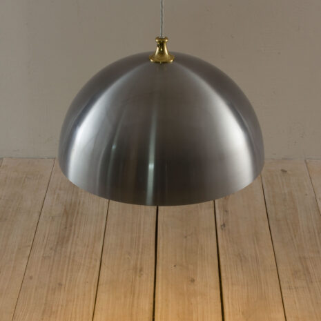 21137 Lampe en aluminium du milieu du siècle avec dessus en laiton-6 Mid century aluminium lamp with brass top scaled